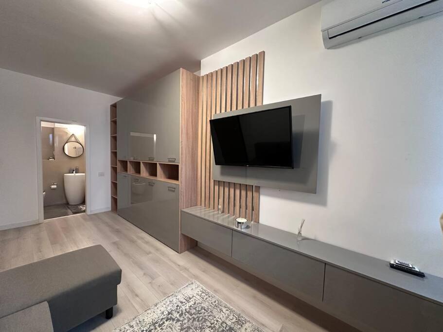 Cozy 1 Bedroom Apartment! Bucarest Esterno foto