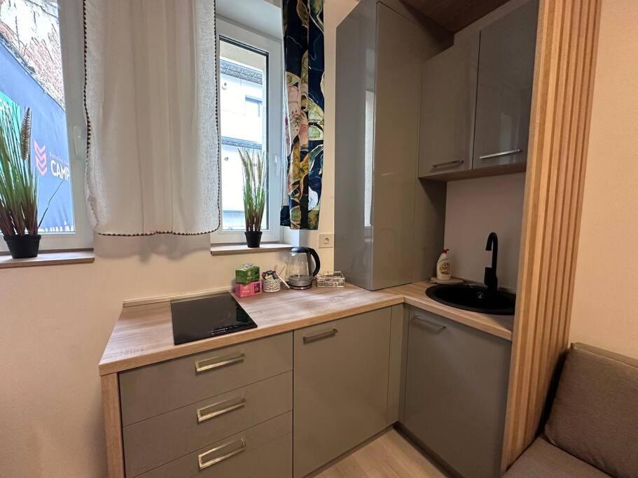 Cozy 1 Bedroom Apartment! Bucarest Esterno foto