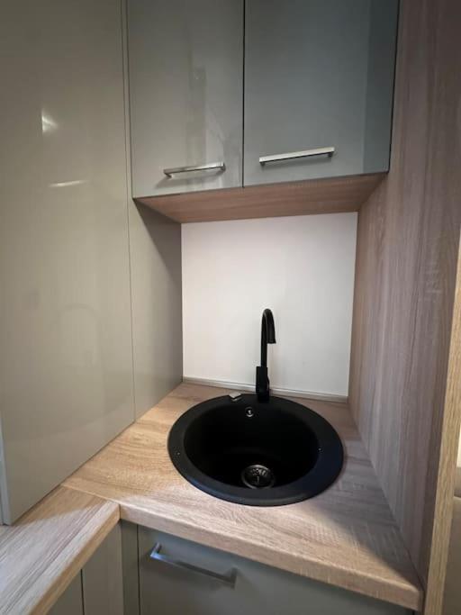 Cozy 1 Bedroom Apartment! Bucarest Esterno foto