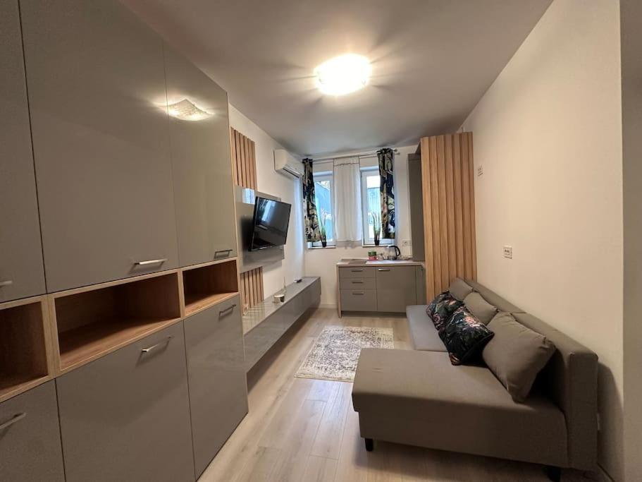 Cozy 1 Bedroom Apartment! Bucarest Esterno foto