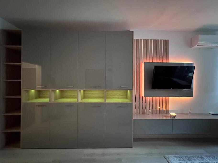 Cozy 1 Bedroom Apartment! Bucarest Esterno foto